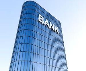 Aktien bieten das Potenzial für langfristiges Wachstum und Dividendeneinnahmen durch Investitionen in Unternehmen, die im Laufe der Zeit Wert schaffen. Allerdings bergen sie aufgrund von Marktschwankungen, Konjunkturzyklen und unternehmensspezifischen Ereignissen auch erhebliche Risiken. Entscheidend ist, mit einer klaren Strategie, angemessener Diversifizierung und nur mit Kapital zu investieren, das die finanzielle Stabilität nicht gefährdet.