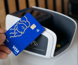 Aktien bieten das Potenzial für langfristiges Wachstum und Dividendeneinnahmen durch Investitionen in Unternehmen, die im Laufe der Zeit Wert schaffen. Allerdings bergen sie aufgrund von Marktschwankungen, Konjunkturzyklen und unternehmensspezifischen Ereignissen auch erhebliche Risiken. Entscheidend ist, mit einer klaren Strategie, angemessener Diversifizierung und nur mit Kapital zu investieren, das die finanzielle Stabilität nicht gefährdet.