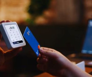 Der Devisenmarkt bietet die Möglichkeit, von den Schwankungen zwischen globalen Währungen in einem hochliquiden Markt zu profitieren, der 24 Stunden am Tag gehandelt wird. Aufgrund des Hebels, der starken Volatilität und der Auswirkungen makroökonomischer Nachrichten ist er jedoch auch ein risikoreiches Terrain. Entscheidend ist, mit einer klaren Strategie, einem strikten Risikomanagement und nur mit Kapital zu handeln, dessen Verlust man sich leisten kann, ohne die eigene finanzielle Stabilität zu gefährden.