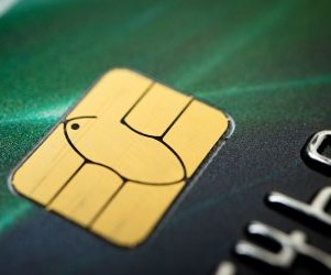 Aktien bieten das Potenzial für langfristiges Wachstum und Dividendeneinnahmen durch Investitionen in Unternehmen, die im Laufe der Zeit Wert schaffen. Allerdings bergen sie aufgrund von Marktschwankungen, Konjunkturzyklen und unternehmensspezifischen Ereignissen auch erhebliche Risiken. Entscheidend ist, mit einer klaren Strategie, angemessener Diversifizierung und nur mit Kapital zu investieren, das die finanzielle Stabilität nicht gefährdet.