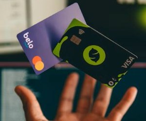 Aktien bieten das Potenzial für langfristiges Wachstum und Dividendeneinnahmen durch Investitionen in Unternehmen, die im Laufe der Zeit Wert schaffen. Allerdings bergen sie aufgrund von Marktschwankungen, Konjunkturzyklen und unternehmensspezifischen Ereignissen auch erhebliche Risiken. Entscheidend ist, mit einer klaren Strategie, angemessener Diversifizierung und nur mit Kapital zu investieren, das die finanzielle Stabilität nicht gefährdet.