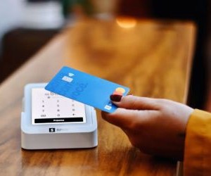 Kryptowährungen bieten hohes Renditepotenzial und mehr finanzielle Freiheit durch Dezentralisierung und einen rund um die Uhr geöffneten Markt. Aufgrund extremer Volatilität und mangelnder Regulierung stellen sie jedoch ein hohes Risiko dar. Zu den Hauptrisiken zählen schnelle Verluste und Cyberangriffe. Der Schlüssel zum Erfolg liegt darin, nur mit einer klaren Strategie und mit Kapital zu investieren, das die finanzielle Stabilität nicht gefährdet.