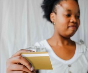 Rohstoffe wie Gold, Öl, Agrarprodukte und Industriemetalle bieten Möglichkeiten zur Portfoliodiversifizierung und zum Inflationsschutz, bergen aber aufgrund von Preisschwankungen, geopolitischen Spannungen und Angebots-Nachfrage-Schocks auch hohe Risiken. Entscheidend ist, mit einer klaren Strategie, einem Verständnis der zugrunde liegenden Markttreiber und ausschließlich mit Kapital zu investieren, das die finanzielle Stabilität nicht gefährdet.[Hier fehlt der Text, der die Anlagestrategie beschreibt und die die finanzielle Stabilität gefährdet.]