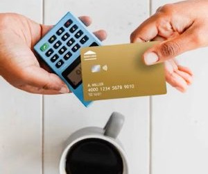 Rohstoffe wie Gold, Öl, Agrarprodukte und Industriemetalle bieten Möglichkeiten zur Portfoliodiversifizierung und zum Inflationsschutz, bergen aber aufgrund von Preisschwankungen, geopolitischen Spannungen und Angebots-Nachfrage-Schocks auch hohe Risiken. Entscheidend ist, mit einer klaren Strategie, einem Verständnis der zugrunde liegenden Markttreiber und ausschließlich mit Kapital zu investieren, das die finanzielle Stabilität nicht gefährdet.[Hier fehlt der Text, der die Anlagestrategie beschreibt und die die finanzielle Stabilität gefährdet.]