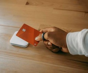 Rohstoffe wie Gold, Öl, Agrarprodukte und Industriemetalle bieten Möglichkeiten zur Portfoliodiversifizierung und zum Inflationsschutz, bergen aber aufgrund von Preisschwankungen, geopolitischen Spannungen und Angebots-Nachfrage-Schocks auch hohe Risiken. Entscheidend ist, mit einer klaren Strategie, einem Verständnis der zugrunde liegenden Markttreiber und ausschließlich mit Kapital zu investieren, das die finanzielle Stabilität nicht gefährdet.[Hier fehlt der Text, der die Anlagestrategie beschreibt und die die finanzielle Stabilität gefährdet.]