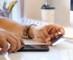 Der Devisenmarkt bietet die Möglichkeit, von den Schwankungen zwischen globalen Währungen in einem hochliquiden Markt zu profitieren, der 24 Stunden am Tag gehandelt wird. Aufgrund des Hebels, der starken Volatilität und der Auswirkungen makroökonomischer Nachrichten ist er jedoch auch ein risikoreiches Terrain. Entscheidend ist, mit einer klaren Strategie, einem strikten Risikomanagement und nur mit Kapital zu handeln, dessen Verlust man sich leisten kann, ohne die eigene finanzielle Stabilität zu gefährden.