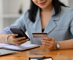 Investitionen ermöglichen es Ihnen, Ihr Vermögen im Laufe der Zeit zu vermehren, indem Sie Ihr Geld in Vermögenswerte wie Aktien, Anleihen, Fonds, Immobilien und mehr anlegen. Sie bergen jedoch immer Risiken, darunter Marktschwankungen, potenzieller Kapitalverlust und Inflation, die die Rendite schmälert. Entscheidend ist, mit einer klaren Strategie, einer angemessenen Diversifizierung und nur mit Kapital zu investieren, das Ihre finanzielle Stabilität nicht gefährdet....