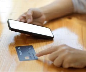 Der Devisenmarkt bietet die Möglichkeit, von den Schwankungen zwischen globalen Währungen in einem hochliquiden Markt zu profitieren, der 24 Stunden am Tag gehandelt wird. Aufgrund des Hebels, der starken Volatilität und der Auswirkungen makroökonomischer Nachrichten ist er jedoch auch ein risikoreiches Terrain. Entscheidend ist, mit einer klaren Strategie, einem strikten Risikomanagement und nur mit Kapital zu handeln, dessen Verlust man sich leisten kann, ohne die eigene finanzielle Stabilität zu gefährden.