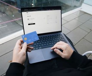 Kryptowährungen bieten hohes Renditepotenzial und mehr finanzielle Freiheit durch Dezentralisierung und einen rund um die Uhr geöffneten Markt. Aufgrund extremer Volatilität und mangelnder Regulierung stellen sie jedoch ein hohes Risiko dar. Zu den Hauptrisiken zählen schnelle Verluste und Cyberangriffe. Der Schlüssel zum Erfolg liegt darin, nur mit einer klaren Strategie und mit Kapital zu investieren, das die finanzielle Stabilität nicht gefährdet.