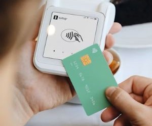 Aktien bieten das Potenzial für langfristiges Wachstum und Dividendeneinnahmen durch Investitionen in Unternehmen, die im Laufe der Zeit Wert schaffen. Allerdings bergen sie aufgrund von Marktschwankungen, Konjunkturzyklen und unternehmensspezifischen Ereignissen auch erhebliche Risiken. Entscheidend ist, mit einer klaren Strategie, angemessener Diversifizierung und nur mit Kapital zu investieren, das die finanzielle Stabilität nicht gefährdet.