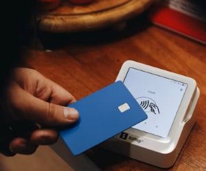 Aktien bieten das Potenzial für langfristiges Wachstum und Dividendeneinnahmen durch Investitionen in Unternehmen, die im Laufe der Zeit Wert schaffen. Allerdings bergen sie aufgrund von Marktschwankungen, Konjunkturzyklen und unternehmensspezifischen Ereignissen auch erhebliche Risiken. Entscheidend ist, mit einer klaren Strategie, angemessener Diversifizierung und nur mit Kapital zu investieren, das die finanzielle Stabilität nicht gefährdet.