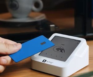 Rohstoffe wie Gold, Öl, Agrarprodukte und Industriemetalle bieten Möglichkeiten zur Portfoliodiversifizierung und zum Inflationsschutz, bergen aber aufgrund von Preisschwankungen, geopolitischen Spannungen und Angebots-Nachfrage-Schocks auch hohe Risiken. Entscheidend ist, mit einer klaren Strategie, einem Verständnis der zugrunde liegenden Markttreiber und ausschließlich mit Kapital zu investieren, das die finanzielle Stabilität nicht gefährdet.[Hier fehlt der Text, der die Anlagestrategie beschreibt und die die finanzielle Stabilität gefährdet.]