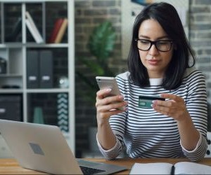 Rohstoffe wie Gold, Öl, Agrarprodukte und Industriemetalle bieten Möglichkeiten zur Portfoliodiversifizierung und zum Inflationsschutz, bergen aber aufgrund von Preisschwankungen, geopolitischen Spannungen und Angebots-Nachfrage-Schocks auch hohe Risiken. Entscheidend ist, mit einer klaren Strategie, einem Verständnis der zugrunde liegenden Markttreiber und ausschließlich mit Kapital zu investieren, das die finanzielle Stabilität nicht gefährdet.[Hier fehlt der Text, der die Anlagestrategie beschreibt und die die finanzielle Stabilität gefährdet.]