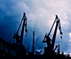 Öl kann ein Portfolio diversifizieren und teilweise vor Inflation schützen, bleibt jedoch ein volatiles Anlagegut, das stark von geopolitischen Spannungen sowie Angebots- und Nachfrageschocks beeinflusst wird.